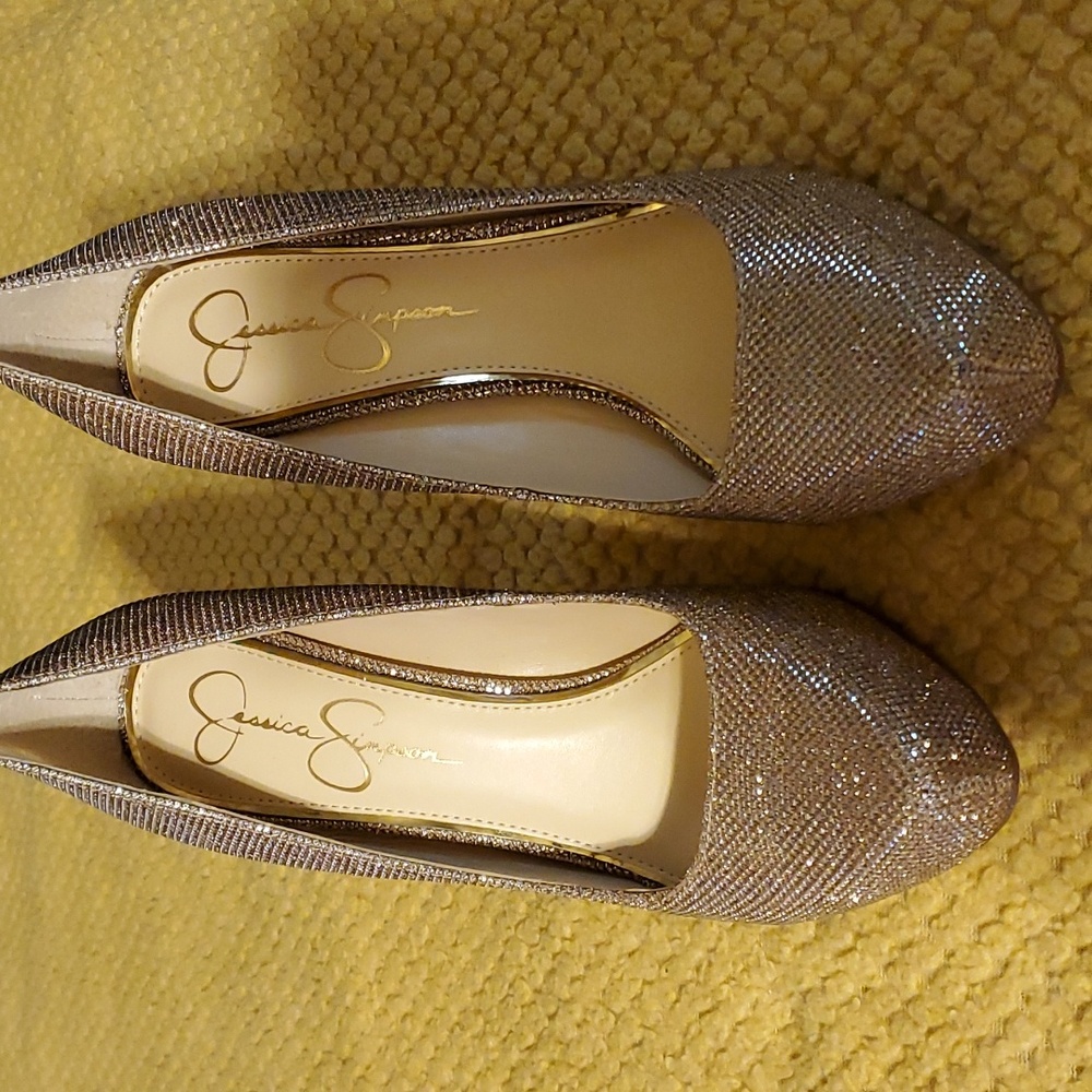 Jessica Simpson gold 4 inch shoes. Size 8.5 new with box - Picture 3 of 4